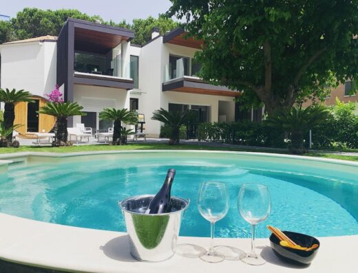 B&B La Riserva Dannunziana: Lusso e relax con piscina, vino fresco e stuzzichini per un'esperienza indimenticabile.