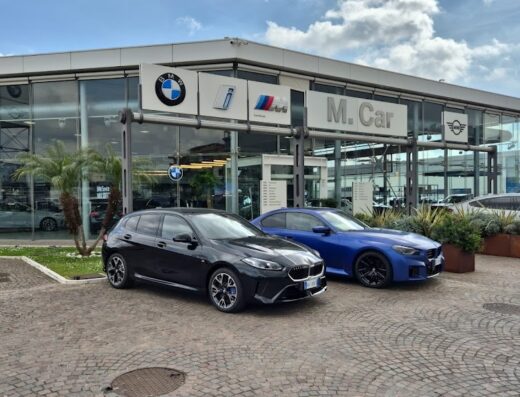 M.Car S.p.A. Caserta, concessionaria BMW e MINI. In esposizione auto BMW di diversi modelli e colori.