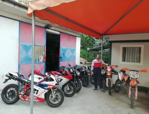 M.T. MOTOR di Massimo Tomei: Officina moto con Massimo Tomei e diverse moto, tra cui Ducati sportive e moto da cross KTM, pronte per riparazioni e vendita accessori.