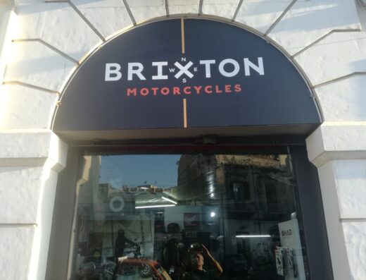 Insegna di Macca Motors S.R.L.S. con logo Brixton Motorcycles, rivenditore di moto e accessori per il motociclismo e il viaggio a Malta.