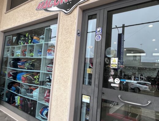 Negozio Macchia Moto con vetrina espositiva di caschi da moto, accessori e abbigliamento tecnico. Marketplace per motociclisti e amanti dei viaggi su due ruote.