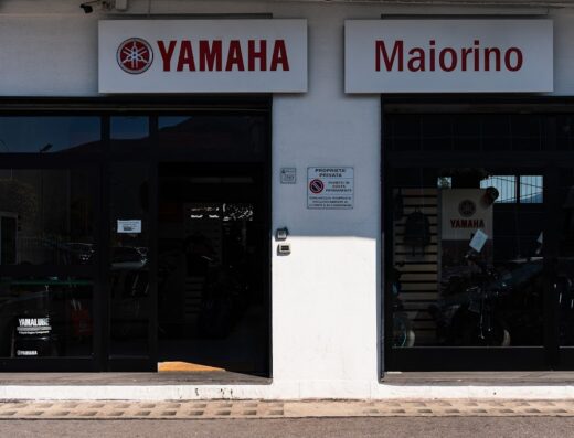 Maiorino Moto Srl: vetrina del concessionario Yamaha, con esposizione di moto e accessori. Servizi di vendita, assistenza e ricambi per motociclisti e appassionati di viaggi su due ruote.