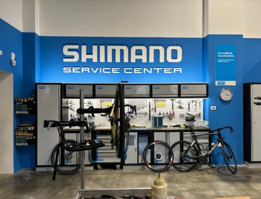 Officina Shimano Service Center ad Alessandria, con bici da corsa Wilier per riparazioni e manutenzione, accessori e strumenti per ciclisti.