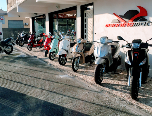 Esposizione di scooter e moto presso Mannino Moto, concessionario e officina per la vendita, il noleggio e l'assistenza di motocicli.