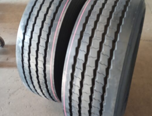 Due pneumatici nuovi per moto o scooter con battistrada scanalato in primo piano, ideali per la sostituzione presso Mantua Gomme Srl