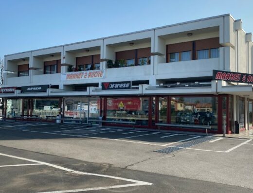 Esterno del negozio Market 2 Ruote, rivenditore di abbigliamento e accessori moto, con marchi come Alpinestars, Spidi e Dainese.