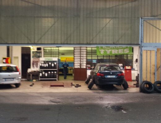 Officina Martinelli Fratelli: Auto in riparazione pneumatici, meccanico al lavoro, servizio cambio gomme e vendita accessori auto.