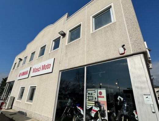 Esterno di Masci Moto, concessionaria Yamaha con vetrine che espongono modelli di moto. Servizi di vendita moto, accessori e assistenza.
