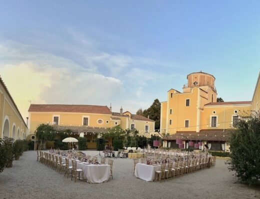 Masseria La Morella: Tavoli imbanditi per un evento speciale nel cortile interno della masseria, con architetture tipiche pugliesi.
