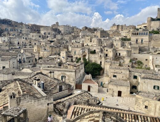 Veduta panoramica dei Sassi di Matera, con le tipiche case in pietra calcarea, ideale per visite guidate e tour in ecoBus.