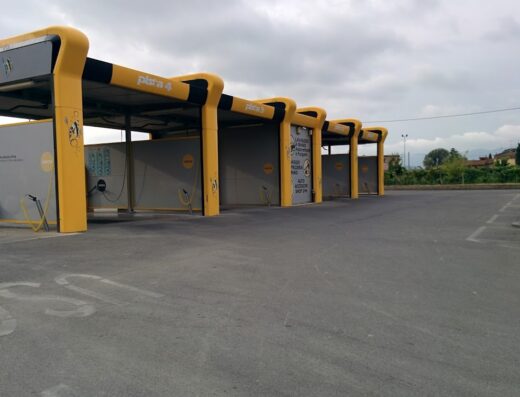 Matic Wash Autolavaggio self-service con piste dedicate per la pulizia di moto, auto e accessori a Firenze, Toscana.