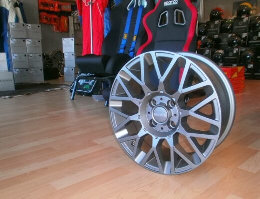 Cerchio in lega Momo per auto da corsa, accessorio tuning per migliorare le prestazioni. Sedili sportivi Sparco, caschi e altri accessori in vendita da MAXIME srl.