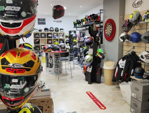 Interno del negozio Maximotostore a Palermo, con esposizione di caschi da moto X-Lite, Airoh e Nolan. Vasta scelta di accessori per motociclisti e abbigliamento tecnico.