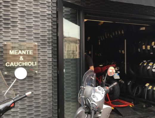Immagine di Meante & Cauchioli, negozio di pneumatici per moto, con esposizione di gomme e moto in riparazione all'interno