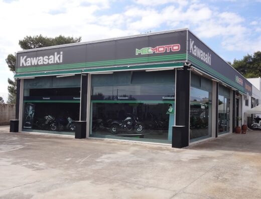 Mec Moto Noleggio: concessionaria Kawasaki con vetrine espositive di moto e servizi di noleggio moto