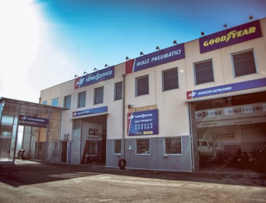 Miale Service s.r.l., centro SuperService per pneumatici, officina meccanica, centro revisioni e servizio noleggio auto. Insegne Goodyear, Michelin e Super Service visibili.