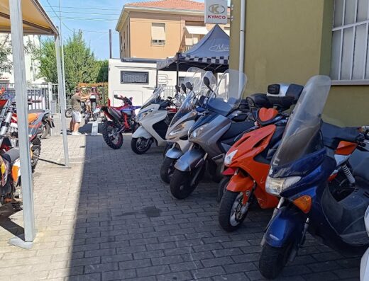 Esposizione di moto e scooter usati presso Milioli Racing Parma, con modelli Kymco e altre marche, ideali per il tuo prossimo viaggio o per la mobilità urbana.