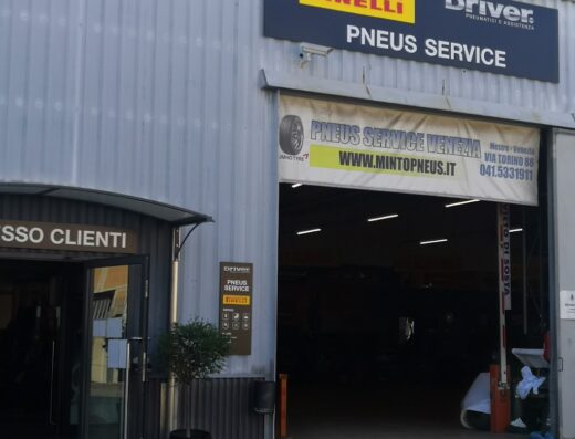 Minto Pneus Pneus Service Venezia SRL Driver Center Pirelli: vista esterna dell'officina di pneumatici e assistenza veicoli a Venezia, con insegna Pirelli e Driver, zona clienti e ingresso per il servizio pneumatici.
