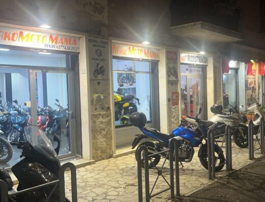 Mirko Moto Mania: concessionario scooter e moto a Roma. Vetrina con esposizione di moto nuove e usate, vendita Zontes, Wottan e Kove a Guidonia.
