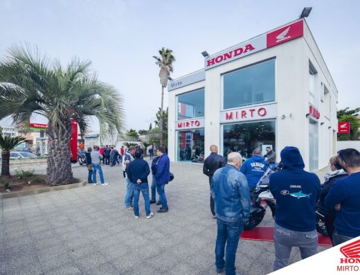 Mirto Moto di Antonio Mirto Sas: Esterno della concessionaria Honda con gruppo di persone, moto esposte e insegne Mirto. Vendita, accessori e assistenza moto.