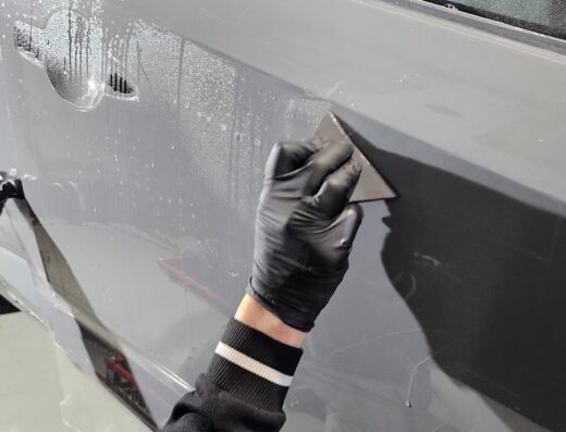 Applicazione professionale di pellicola protettiva su auto grigia presso Mister e Miss Detailing Auto e Moto, per la cura e protezione della carrozzeria.