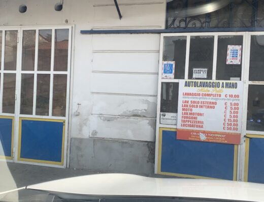 Autolavaggio a mano Mister Pulito con listino prezzi per lavaggio completo, solo esterno, solo interno, moto, motore, furgoni, tappezzeria e lucidatura