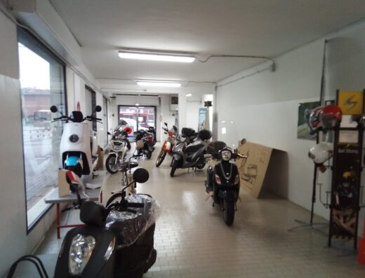 Esposizione di moto e scooter presso Misterbike Moto Scooter di Fiani Gianluca, con vari modelli e accessori visibili.