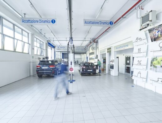 Interno del centro MO.VI Mobility Village SpA, con auto in accettazione dinamica per assistenza e consegna vetture a noleggio, servizio auto e moto.