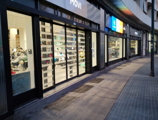 MO.VI Piaggio Piazza Adriano: vista della concessionaria ufficiale Piaggio, Vespa, Moto Guzzi e Aprilia a Roma, con esposizione di scooter e moto visibili dalle vetrine.