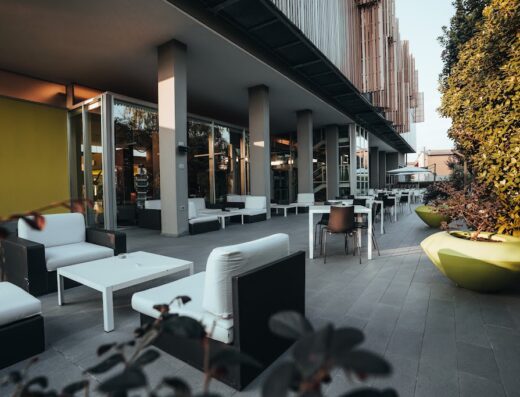 Esterno dell'hotel Mod 05 Bike Hotel con area relax arredata con divani e tavolini bianchi per motociclisti in viaggio