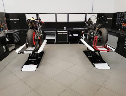 Due motociclette su piattaforme di sollevamento nel Moltocycle garage, pronte per la manutenzione o la personalizzazione. Officina attrezzata per moto.