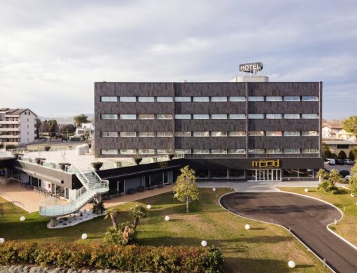 Esterno del Mood Hotel Pescara, con vista sulla facciata moderna, il giardino curato e l'ingresso accogliente, ideale per un soggiorno di lusso.