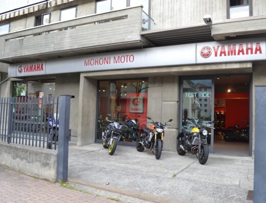 Moroni Moto concessionario Yamaha: esposizione di moto nuove e usate, accessori e abbigliamento per motociclisti. Officina specializzata per riparazioni e manutenzione. Servizio test ride disponibile. Marketplace di moto.
