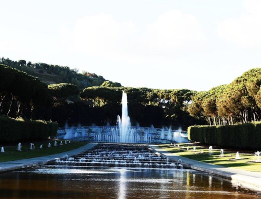 Mostra d'Oltremare S.p.A.: Suggestiva fontana monumentale con giochi d'acqua e cascate, immersa nel verde di un parco a Napoli, Italia.