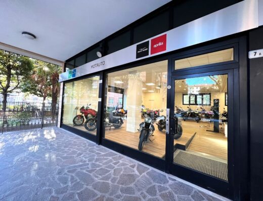 Vetrine di Motauto Bologna, concessionario di moto nuove e usate. In esposizione modelli Moto Guzzi e Aprilia. Servizi di vendita e assistenza.