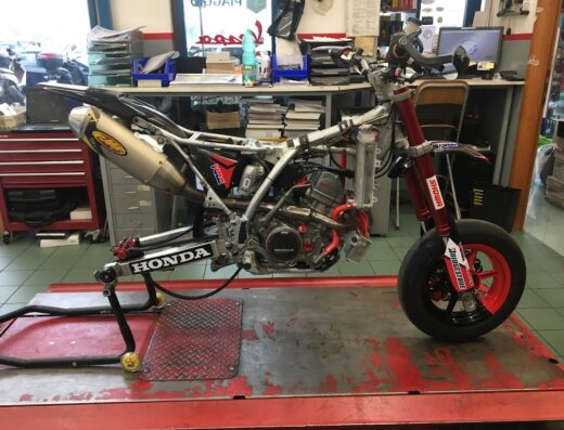 Moto Honda smontata su banco da lavoro presso Moto Centro Marconi di Taddei Mauro: preparazione e riparazione moto