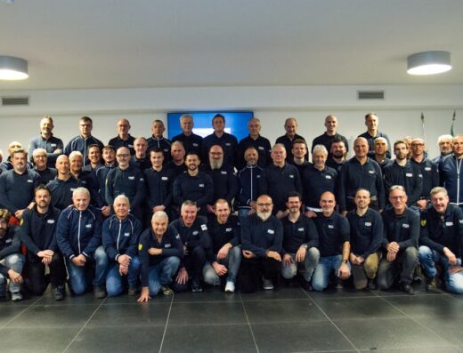 Foto di gruppo dei membri del Moto Club Trento ASD, abbigliati con felpe e giubbotti del club, in posa per una foto ricordo.