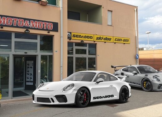 Negozio Moto e Moto con Porsche bianche e grigie parcheggiate di fronte, vendita moto, accessori e ricambi per motocicli, Senago