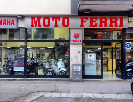 Negozio Moto Ferri a Foggia, concessionaria Yamaha e Piaggio, con esposizione di moto e scooter visibili dalla vetrina.