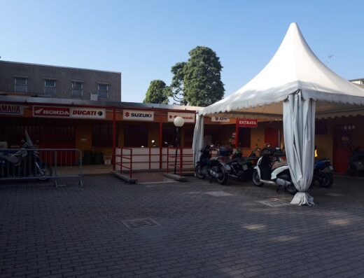 Moto & Moto S.N.C. di Parini Giuseppe e Colombo Marco: esposizione di moto nuove e usate di marchi come Yamaha, Honda, Ducati, Suzuki, Kawasaki e SYM. Vendita, assistenza e accessori per motociclisti.