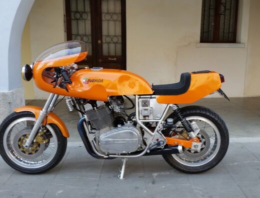 Moto Laverda arancione restaurata presso l'officina di Angelo Cleva, specialista in riparazioni e customizzazioni di moto d'epoca