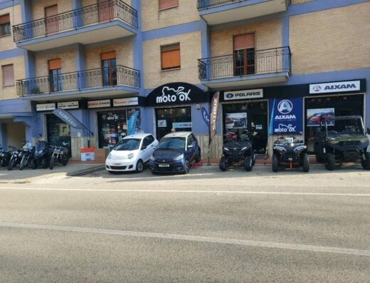 Moto Ok: concessionario Aixam, minimoto e quad. Esposizione esterna con moto, microcar, quad Polaris e Aixam. Servizi di vendita e assistenza.