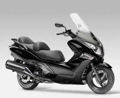 Moto scooter nera Honda Integra, ideale per turismo e viaggi, con parabrezza e marmitta cromata, perfetta per la tua passione.