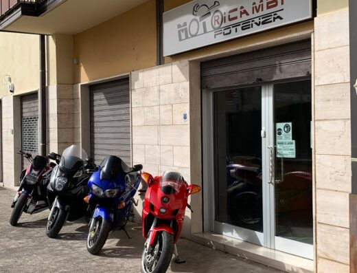 Moto Ricambi Potenza: esposizione di moto di diversi colori davanti al negozio di ricambi e accessori per motocicli, vendita e assistenza