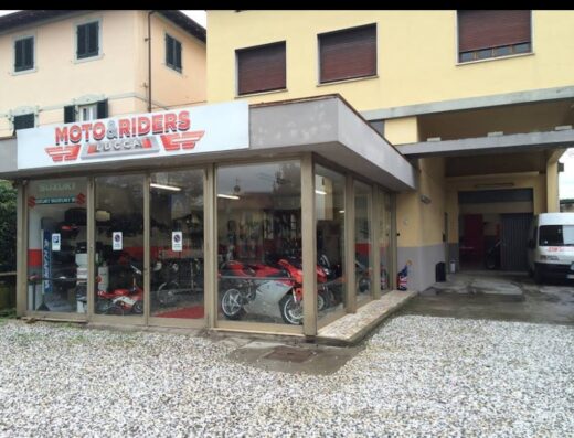 Foto dell'esterno di Moto & Riders Lucca, negozio e marketplace di moto, accessori e abbigliamento per motociclisti e viaggi in moto