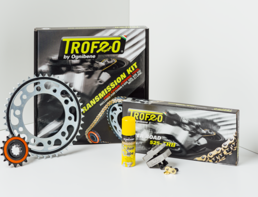 Kit trasmissione moto TROF20 by Ognibene con catena, pignone, corona, lubrificante catena e utensile per giunzione catena. Ricambi e accessori moto per la manutenzione.