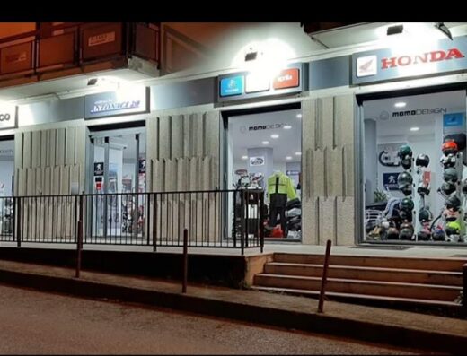Foto della facciata di Moto Service Antonaci snc, negozio di vendita e riparazione moto e scooter, con marchi Benelli, Kymco, Azeta, Aprilia e Honda.