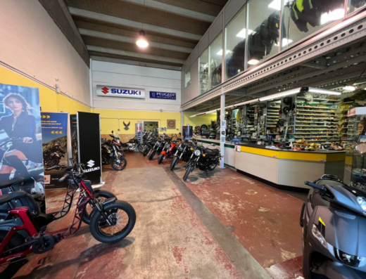 Interno di Moto Service, concessionario moto con esposizione di moto Suzuki, Peugeot, accessori e abbigliamento per motociclisti.