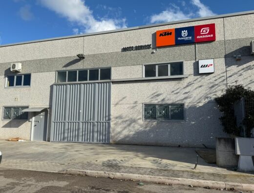 Esterno di Moto Service Srl, officina specializzata in moto KTM, Husqvarna e GasGas con insegne dei marchi ben visibili.