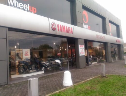Moto Shop S.p.A., concessionaria Yamaha con esposizione di moto e accessori. Servizi di vendita, assistenza e ricambi per motociclisti e appassionati.